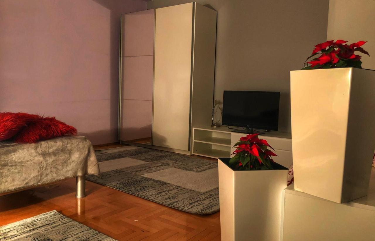 Apartments Near City Center Скопие Екстериор снимка